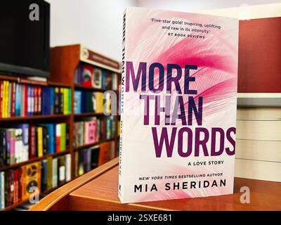 Lemberg, Ukraine - 20. Februar 2025: Der Roman „mehr als Worte“ von Mia Sheridan wird in einem Buchladen ausgestellt. Stockfoto