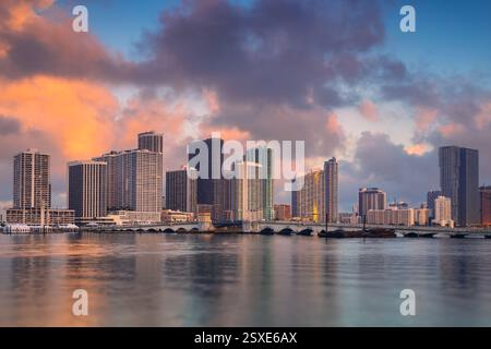 Miami, Florida, USA. Stadtbild von Miami, Florida, mit Reflexion der Skyline der Stadt im Wasser bei schönem Sonnenaufgang. Stockfoto