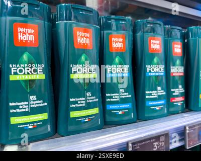 Haarpflegeprodukte, die in den Regalen des Stores ausgestellt werden, sorgen für lebendige Haarvitalität Stockfoto