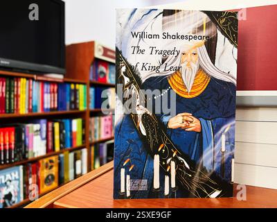 Lviv, Ukraine - 20. Februar 2025: Illustrierter Bucheinband über die Tragödie von König Lear von William Shakespeare Stockfoto