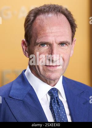 LOS ANGELES, KALIFORNIEN, USA – 23. FEBRUAR: Ralph Fiennes kommt zu den 31. Annual Screen Actors Guild Awards, die am 23. Februar 2025 im Shrine Auditorium and Expo Hall in Los Angeles, Kalifornien, USA, stattfinden. (Foto: Xavier Collin/Image Press Agency) Stockfoto