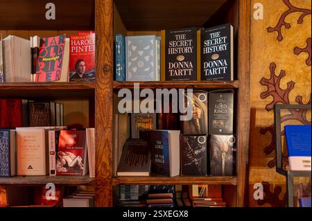Porto, Portugal - 12. September 2024 : Eine Sammlung von Büchern in Regalen, die klassische und zeitgenössische Titel zeigen. Stockfoto