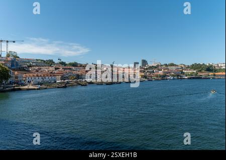 Porto, Portugal - 13. September 2024 : Blick von der Sonne über den Fluss Douro und die Skyline von Porto an klaren Tagen Stockfoto