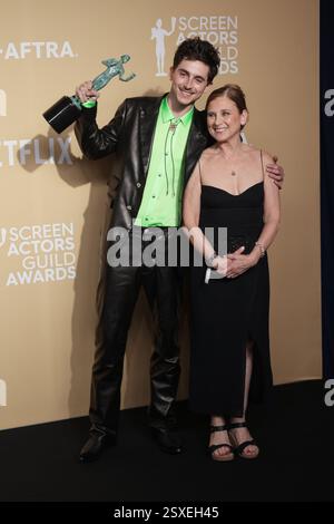 Timothée Chalamet, Gewinnerin der Outstanding Performance by A Male Actor in einem führenden Rollenpreis für „A Complete Unknown“, und Nicole Flender posieren im Presseraum während der 31. Annual Screen Actors Guild Awards im Shrine Auditorium und der Expo Hall am 23. Februar 2025 in Los Angeles, Kalifornien. Foto: Crash/imageSPACE /MediaPunch Stockfoto