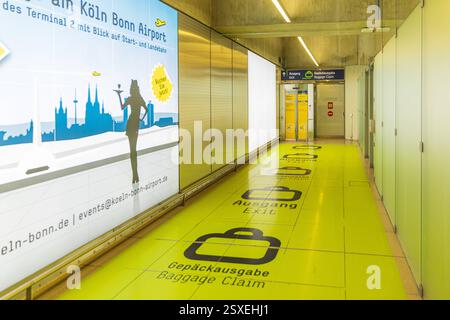 KÖLN, DEUTSCHLAND - 21. FEBRUAR 2025: Innenraum der Flughafen Köln Bonn - Deutschland Linie zur Gepäckausgabe am Flughafen Köln Bonn *** KÖLN, DEUTSCH Stockfoto