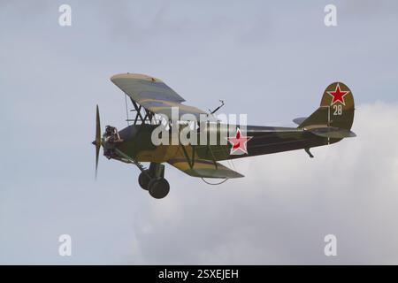 Polikarpov Po-2 Doppeldecker im Flug Stockfoto