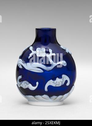 Eine Schnupfflasche aus Peking-Glas aus der Qing-Dynastie, Qianlong-Zeit (1736–95). Die Flasche ist Teil der Tradition chinesischer Schnupfflaschen, die in dieser Zeit sowohl funktionell als auch dekorativ waren. Stockfoto