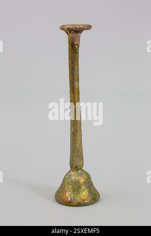 Römische Glasparfümflasche aus dem 2. Bis 3. Jahrhundert n. Chr., mit einer durchscheinenden hellblau-grünen Farbe, einem sich abflackernden Mund und starker Witterung mit schillerndem Schimmer. Stockfoto