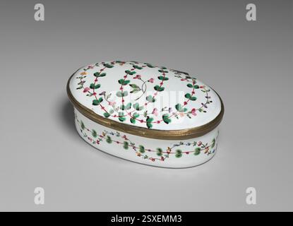 Diese britische Patchbox aus der zweiten Hälfte des 18. Jahrhunderts besteht aus Emailfarbe auf Kupfer. Die feine Emaillearbeit zeigt die komplizierte Handwerkskunst dieser Zeit, die häufig zur Aufbewahrung kleiner Schönheitsgegenstände verwendet wird. Stockfoto