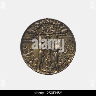 Ein Silbermedaillon von Hans Reinhart dem Älteren, hergestellt zwischen 1530 und 1580, das den Fall der man Crucifixion darstellt, mit alter Feuervergoldung. Es ist Teil der Medaillen- und Plaketten-Sammlung. Stockfoto