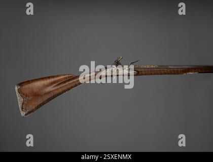 Flintlock Gun, Französisch, hergestellt von Jean-Joseph Charrière im Jahr 1742, eine exquisit gefertigte Schusswaffe mit gegossenen und gejagten Silberbeschlägen und gemeißeltem Design. Stockfoto