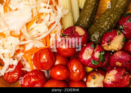 Verschiedene Gurken, eingelegte Tomaten, Gurken, Radieschen, Kohl und Mais. Nahaufnahme. Hochwertige Fotos Stockfoto