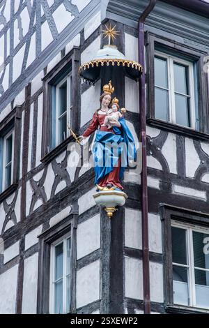 In einem Fachwerkgebäude in Forchheim, Bayern, ist eine Marienstatue mit Kind ausgestellt Stockfoto