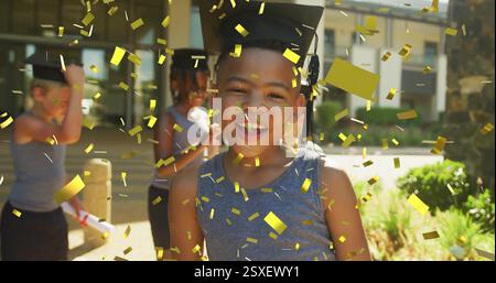 Bild von goldenem Konfetti über glücklichem birassischem Schuljungen, der außerhalb der Schule Mortarboard trägt Stockfoto