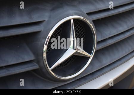 Hilversum, Niederlande - 23. Februar 2025: Nahaufnahme des Mercedes-Benz Logos eines Mercedes-Benz Sprinter Transporters Stockfoto