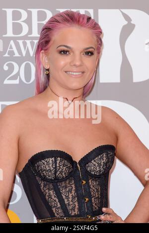 Louisa Johnson kommt am 22. Februar 2017 bei den BRIT Awards 2017 Red Carpet Arrivals in der O2 Arena in London, Großbritannien Stockfoto