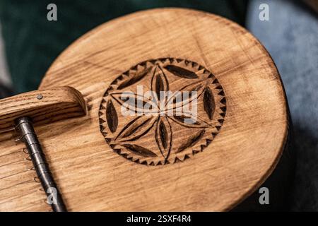 Dekoratives Detail von Kankles, Litauisch gerupftem Streichinstrument, das zur Familie der Baltischen Box zither gehört, bekannt als Baltikum Stockfoto