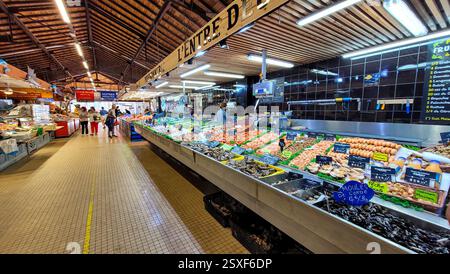 Fischmarkt in Soulac-sur-Mer, beliebter Sommerort in Nouvelle-Aquitaine, Badeort an der Cote dArgent. Fischereihändler auf dem abgedeckten Markt Stockfoto