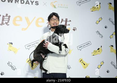TAIPEH, CHINA - 24. FEBRUAR 2025 - der taiwanesische Schauspieler Kent Tsai und sein Hund Amo nehmen am 24. Februar 2025 an einer Veranstaltung der öffentlichen Wohlfahrt in Taipeh, China Teil. Stockfoto