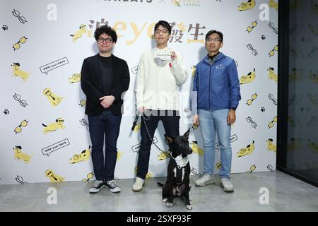 TAIPEH, CHINA - 24. FEBRUAR 2025 - der taiwanesische Schauspieler Kent Tsai und sein Hund Amo nehmen am 24. Februar 2025 an einer Veranstaltung der öffentlichen Wohlfahrt in Taipeh, China Teil. Stockfoto