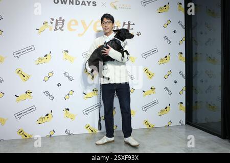 TAIPEH, CHINA - 24. FEBRUAR 2025 - der taiwanesische Schauspieler Kent Tsai und sein Hund Amo nehmen am 24. Februar 2025 an einer Veranstaltung der öffentlichen Wohlfahrt in Taipeh, China Teil. Stockfoto