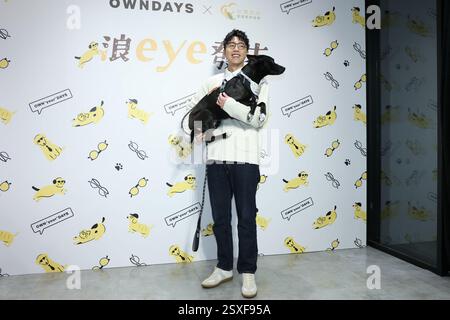 TAIPEH, CHINA - 24. FEBRUAR 2025 - der taiwanesische Schauspieler Kent Tsai und sein Hund Amo nehmen am 24. Februar 2025 an einer Veranstaltung der öffentlichen Wohlfahrt in Taipeh, China Teil. Stockfoto