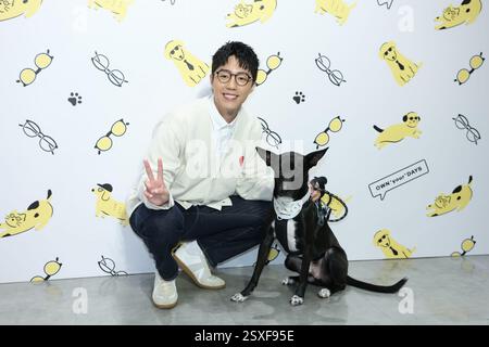 TAIPEH, CHINA - 24. FEBRUAR 2025 - der taiwanesische Schauspieler Kent Tsai und sein Hund Amo nehmen am 24. Februar 2025 an einer Veranstaltung der öffentlichen Wohlfahrt in Taipeh, China Teil. Stockfoto