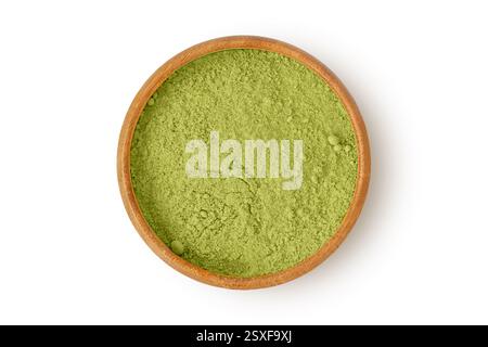 Matcha Grüntee Pulver in Holzschale auf weißem Hintergrund Stockfoto