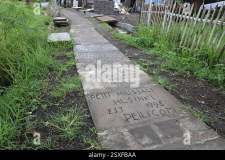 Für 400.000 Rps können Menschen einen Stein mit ihrer Schrift darauf setzen, um den Fußweg in der Nähe von Kajeng Rice Field in Ubud, Bali, Indonesien, zu erreichen Stockfoto