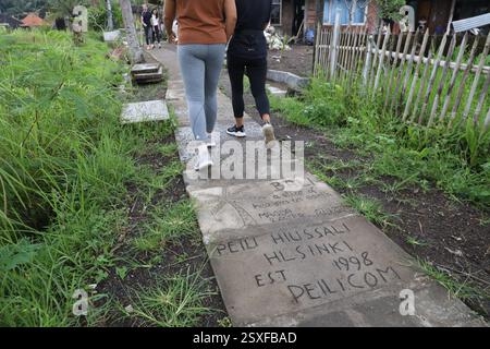 Für 400.000 Rps können Menschen einen Stein mit ihrer Schrift darauf setzen, um den Fußweg in der Nähe von Kajeng Rice Field in Ubud, Bali, Indonesien, zu erreichen Stockfoto