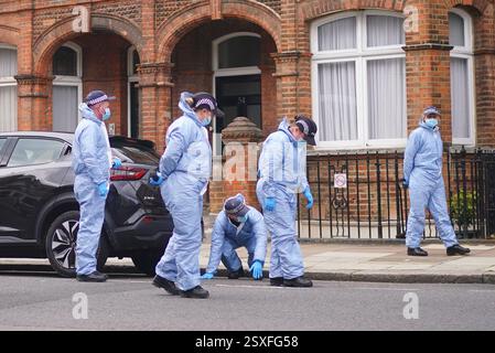 Aktenfoto vom 4/2024 von forensischen Offizieren am Tatort in der Comeragh Road, West Kensington, West London, nachdem ein Mann erschossen wurde. Janayo Lucima, 21, wurde aus einem Haus gelockt und vor der Haustür bei einer "geplanten, organisierten Hinrichtung" am Aprilnärtag erschossen, wie ein Gericht hörte. Lucima erlitt eine einzige Schusswunde in die Brust, nachdem er von Mohamed Mansaray, 18, aus nächster Nähe erschossen wurde. Obwohl Mansaray den Abzug außerhalb der Adresse im Barons Court im Westen Londons drückte, wurde die Ermordung von Khuder Al Kurdi, 22, aus seinem Haus in der Nähe organisiert, wird behauptet. I Stockfoto