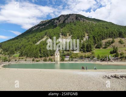 Der Glockenturm im Reschensee, ein künstlicher See in Südtirol, Italien Stockfoto