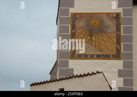 Sonnenuhr an der Fassade einer Kirche der Himmelfahrt der Jungfrau Maria. Altes, sehr gut erhaltenes Detail. Kajov, Tschechische republik. Stockfoto