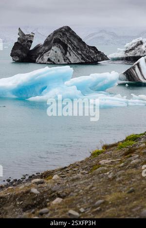 Eisberge auf dem großen Gletschersee „Jökulsárlón“ im südlichen Teil des Nationalparks Vatnajökull Stockfoto