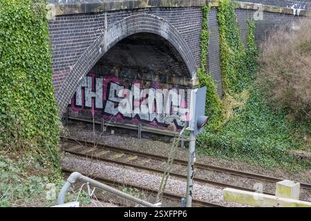 Graffiti an der Wand des Eisenbahntunnels Stockfoto