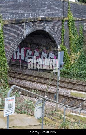 Graffiti an der Wand des Eisenbahntunnels Stockfoto