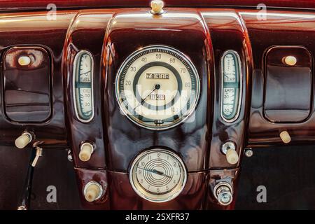 Nahaufnahme eines Innenraums aus den vierziger Jahren eines braunen amerikanischen Oldtimers mit Tachometer und Uhr Stockfoto