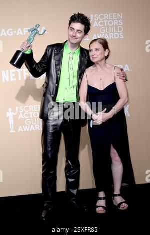Los Angeles, USA. 23. Februar 2025. Von links nach rechts, Timothee Chalamet, Mutter Nicole Flender bei den 31. Sag Awards - Presseraum. Quelle: Kathy Hutchins / Alamy Live News Stockfoto