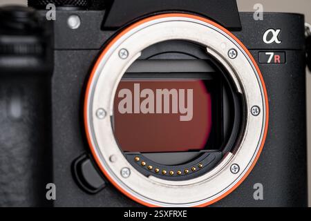 Sony a7R3 spiegellose Digitalkamera mit entferntem Objektiv. Fotowerkzeuge und -Technologie. Eine offene Kamera ist staubempfindlich. Stockfoto