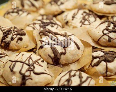 Meringue-Kekse mit Schokoladenglasur, hausgemacht und beliebt. Vollformataufnahme, perfekt für Lebensmittelfotografie und kreative Designideen. Stockfoto