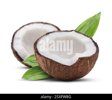 Kokosnüsse und grüne Blätter isoliert auf weiß Stockfoto