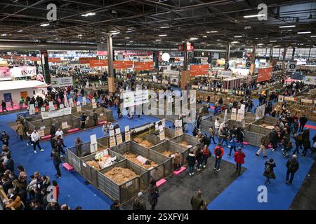 Paris, Frankreich. Februar 2025. Besucher kommen am 24. Februar 2025 zur Internationalen Landwirtschaftsmesse in Paris. Foto: Firas Abdullah/ABACAPRESS. COM Credit: Abaca Press/Alamy Live News Stockfoto