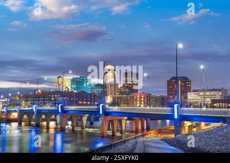 Des Moines, Iowa, USA, Stadtansicht am Fluss in der Dämmerung. Stockfoto
