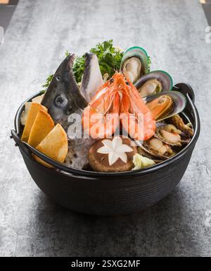 japanische Küche, köstlich, Lachskopf-Hot Pot Stockfoto