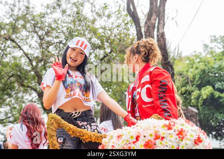 Quezon City, Quezon, Philippinen. Februar 2025. Eine Frau winkt auf dem KFC-Schwimmer. (Kreditbild: © Kenosis Yap/ZUMA Press Wire) NUR REDAKTIONELLE VERWENDUNG! Nicht für kommerzielle ZWECKE! Stockfoto