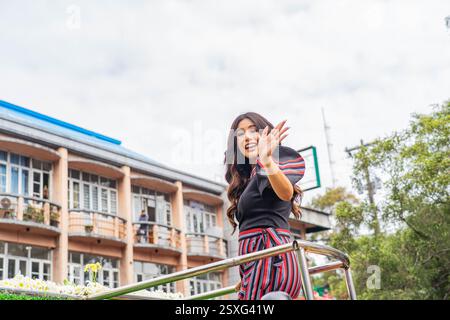 Quezon City, Quezon, Philippinen. Februar 2025. Eine Frau winkt auf einem Wagen. (Kreditbild: © Kenosis Yap/ZUMA Press Wire) NUR REDAKTIONELLE VERWENDUNG! Nicht für kommerzielle ZWECKE! Stockfoto