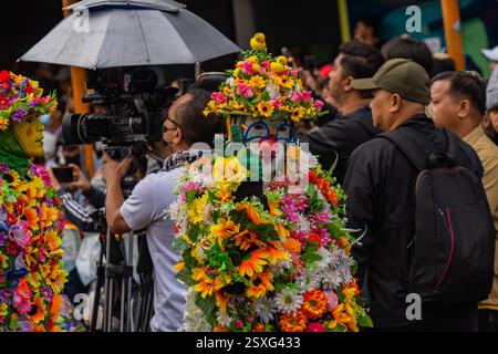Quezon City, Quezon, Philippinen. Februar 2025. Ein Mann in einem Blumenanzug wird während des Panagbenga Festivals in Baguio City gesehen. (Kreditbild: © Kenosis Yap/ZUMA Press Wire) NUR REDAKTIONELLE VERWENDUNG! Nicht für kommerzielle ZWECKE! Stockfoto