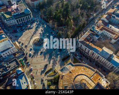 Blick auf den zentralen Platz von Kutaisi und den Colchis-Brunnen im Zentrum. Teil des Meschishvili-Theaters und Kreisverkehr bei Nacht - beleuchtete Stadt. K Stockfoto