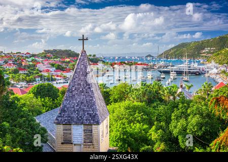 Blick auf Gustavia, St. Barthélemy, Karibik, hinter der anglikanischen Kirche. Stockfoto