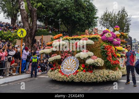 Quezon City, Quezon, Philippinen. Februar 2025. Der Wagen des Tourismusministeriums während des Panagbenga Festivals 2025 in Baguio City. (Kreditbild: © Kenosis Yap/ZUMA Press Wire) NUR REDAKTIONELLE VERWENDUNG! Nicht für kommerzielle ZWECKE! Stockfoto